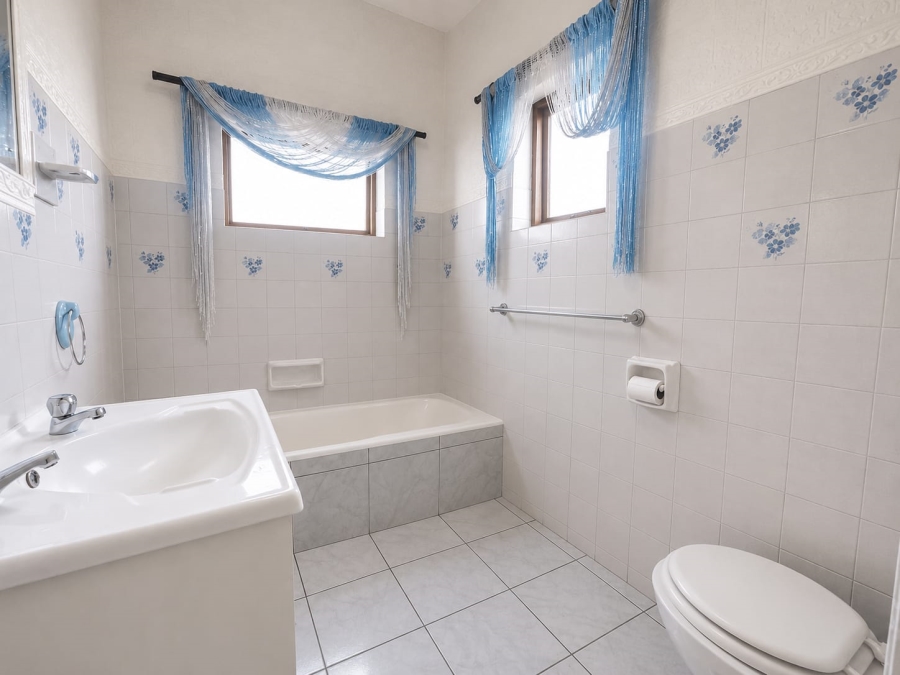 5 Bedroom Property for Sale in Stilbaai Wes Western Cape